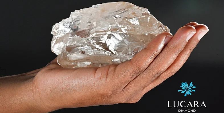 A picture of a hand holding the record-breaking diamond.